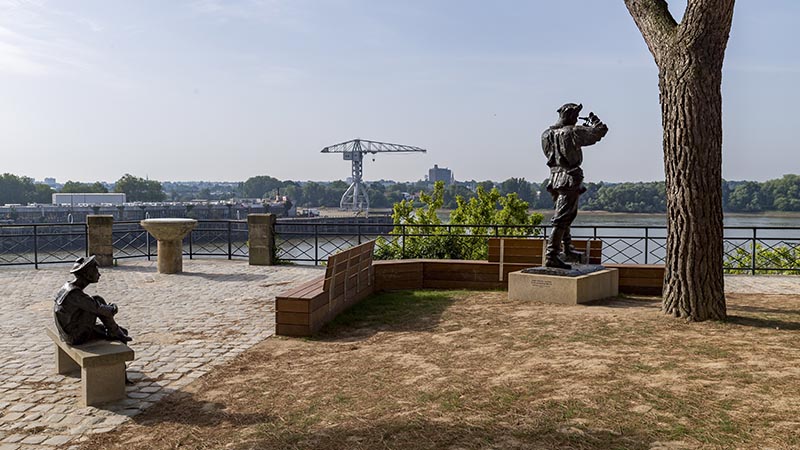 Belvédère Jean Bruneau. L’esplanade dédiée au peintre et dessinateur nantais Jean-Bruneau a été entièrement rénovée. Les 500 000 visiteurs qui gravissent chaque année la rue de l’Hermitage pour profiter de la vue et des statues  de Jules Verne enfant peuvent désormais se poser sur de grand banc en bois, à l’ombre des pins.