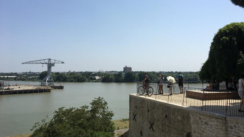 Belvédère Sainte-Anne. Le petit square, qui frôle l’escalier de la butte Sainte-Anne et ses 121 marches, a été réaménagé et rendu plus accessible pour offrir un point de vie paisible sur la Loire. On s’attarde ainsi auprès des Sophoras, arbres étranges aux troncs tortueux dont le feuillage offre ombrage et intimité.