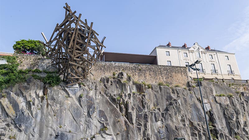 Belvédère de l’Hermitage. Spectaculaire, le belvédère dessiné par l’artiste japonais Tadashi Kawamata a ouvert ses portes samedi 6 juillet pour le lancement du Voyage à Nantes 2019. Conçu comme un grand nid en bois accroché à la falaise, il sera accessible par une passerelle étroite entourée de hautes palissades, avant de déboucher sur une large plateforme, suspendue à près de 20 mètres au-dessus du sol.