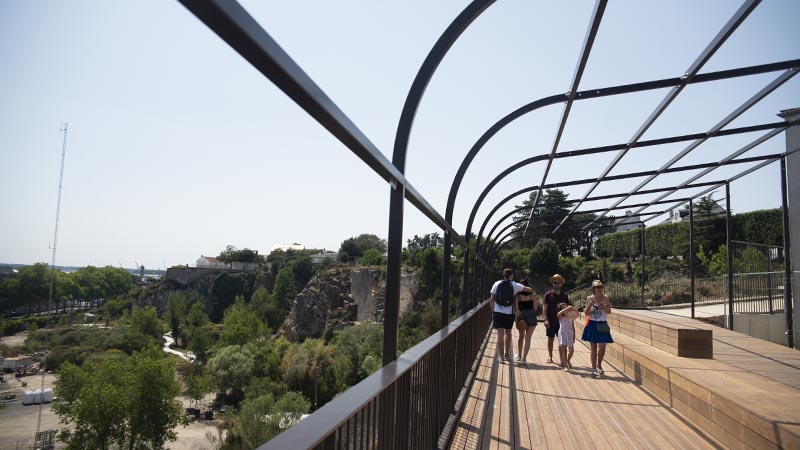 Belvédère des Rêveries. Le long banc en bois de cette passerelle-pergola,  posée au-dessus du vide derrière l’école des Garennes, invite à rêver. Demain, on pourra venir y contempler l’Arbre aux hérons, ses jardins suspendus s’étirant sur 22 branches et son bestiaire d’animaux mécaniques. En attendant, on profite de beaux panoramas sur la Loire, le Hangar à bananes, Trentemoult. © Karoll Petit