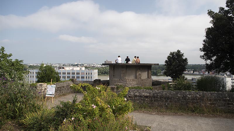 Belvédère du Phare de la Loire.  Le dernier des 7 belvédères sera aménagé en 2020 sur la guérite du square Maurice-Schowb. Il permettra de rejoindre le Jardin extraordinaire, via un escalier en acier conçu par le directeur artistique des Machines de l’île, François Delarozière. Avec 26 mètres de dénivelé, cette œuvre monumentale qui cheminera le long du front rocheux promet quelques frissons ! © Karoll Petit