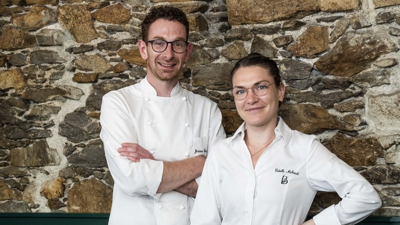 Bairoz. « Sourcing au top, courte carte à boire de Loire et d’ailleurs, service impeccable », résume l’équipe des Tables de Nantes quant à cette nouvelle adresse de la rue Fouré. Estelle Méheust et Jérôme Berdelou, aux commandes de Bairoz depuis un an, proposent « une cuisine traditionnelle française, de saison, avec des produits issus de la région ».