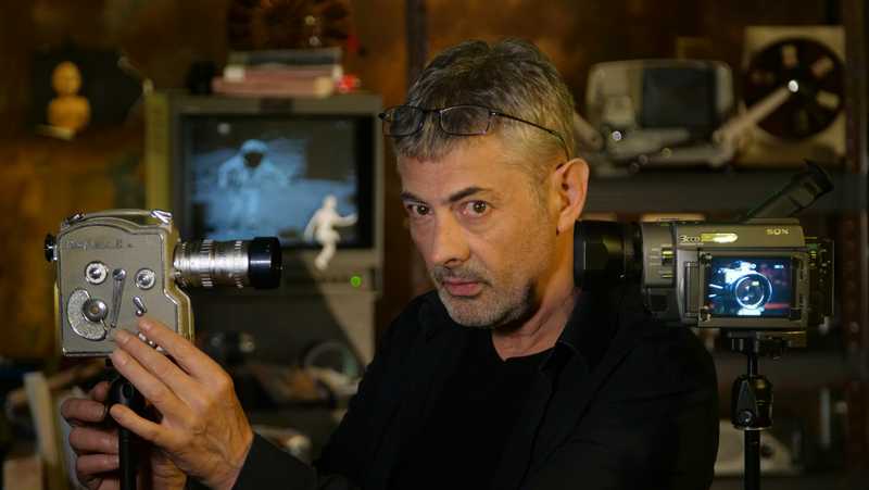 Autoportrait de Pierrick Sorin dans son atelier, © Pierrick Sorin. © Adagp, Paris, 2023.