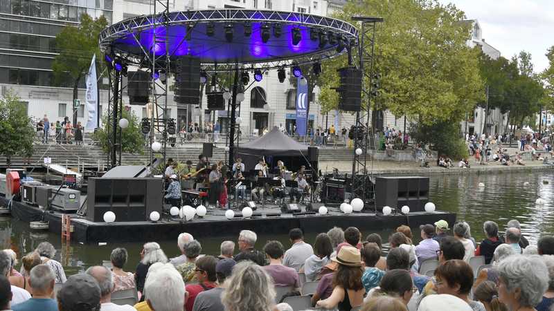 À Nantes, la scène du bassin Ceineray va voir défiler les meilleurs artistes et formations, le tout gratuitement © Rodolphe Delaroque. À Nantes, la scène du bassin Ceineray va voir défiler les meilleurs artistes et formations, le tout gratuitement © Rodolphe Delaroque.