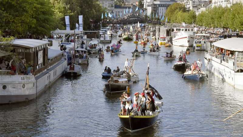 Sur le canal de Nantes à Brest ou sur l'Erdre, de nombreux lieux permettent d'admirer la flottille de la Belle plaisance, en navigation ou en escale © Rodolphe Delaroque. Sur le canal de Nantes à Brest ou sur l'Erdre, de nombreux lieux permettent d'admirer la flottille de la Belle plaisance, en navigation ou en escale © Rodolphe Delaroque.