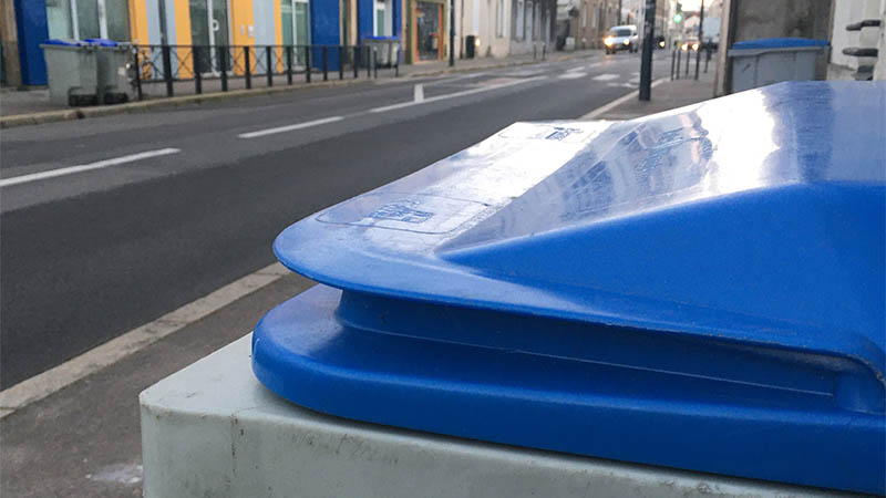 Les bacs et sacs bleus sont collectés comme à leur habitude en cette période de confinement.