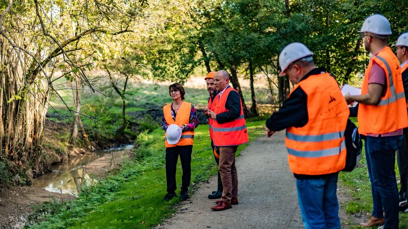 Véronique Dubettier-Grenier, maire de Carquefou, et Jean-Sébastien Guitton, vice-président de Nantes Métropole en charge du cycle de l’eau et de la biodiversité, étaient en visite sur le chantier de restauration du Charbonneau mercredi 26 octobre. © Garance Wester pour Nantes Métropole. Véronique Dubettier-Grenier, maire de Carquefou, et Jean-Sébastien Guitton, vice-président de Nantes Métropole en charge du cycle de l’eau et de la biodiversité, étaient en visite sur le chantier de restauration du Charbonneau mercredi 26 octobre. © Garance Wester pour Nantes Métropole.