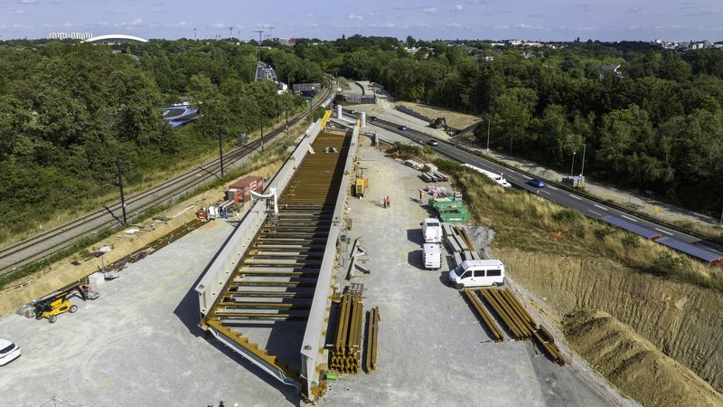 Le pont, qui sera poussé sur ses piles au mois d’août, est en cours de montage au plus près de son site de lancement.  © Valéry Joncheray