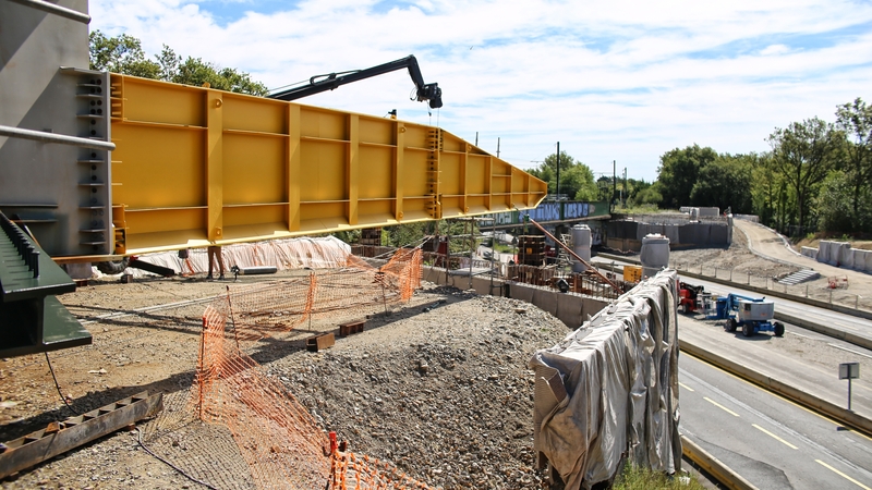 Ces “rallonges”, boulonnées sur l’ouvrage, servent de guide pour permettre au pont de venir s’appuyer correctement sur la pile centrale puis sur la culée, de l’autre côté du périphérique © Romain Boulanger.