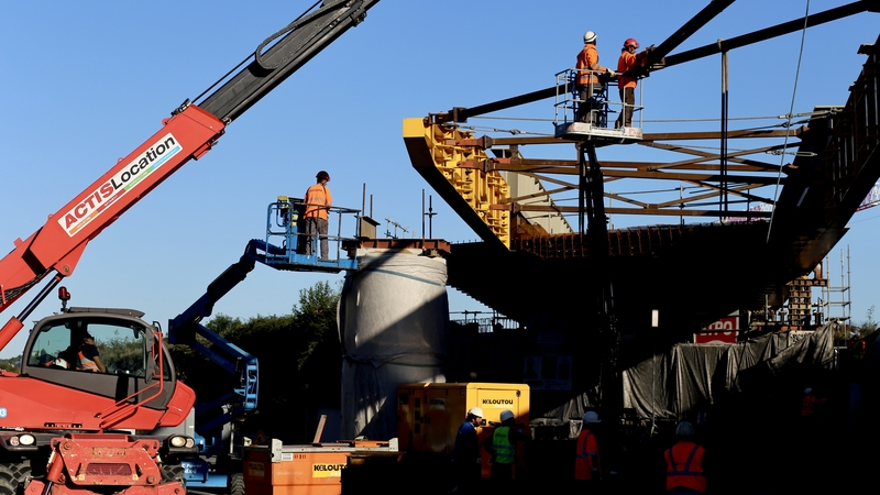 La structure de 500 tonnes préalablement ferraillée avant le lançage verra ensuite le coulage de son tablier en béton destiné à supporter les futures voies tramway © Romain Boulanger.