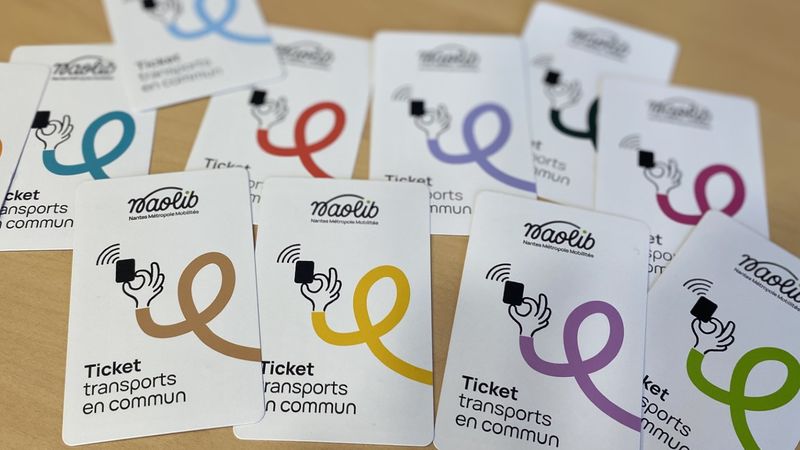 Les nouveaux titres de transport, pour la plupart rechargeables, sont cartonnés et au format d’une carte bancaire. Les nouveaux titres de transport, pour la plupart rechargeables, sont cartonnés et au format d’une carte bancaire.