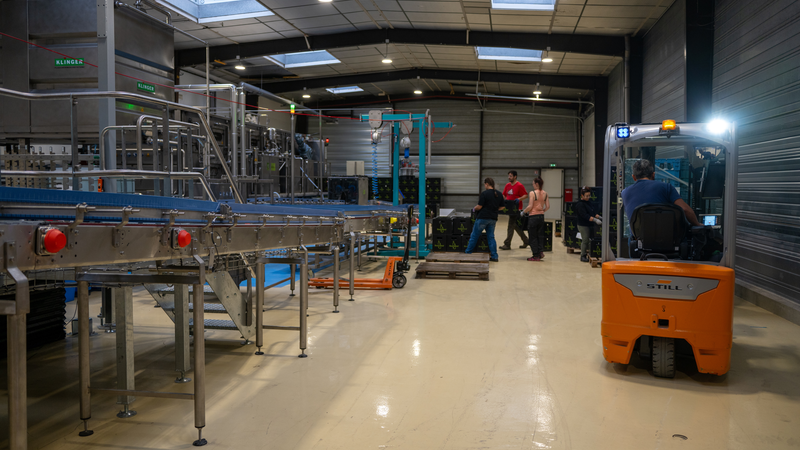 Un dernier robot remet les bouteilles et bocaux en palettes avant livraison aux producteurs de boissons. Pour les petites quantités ou les références particulières, du personnel emballe manuellement.
