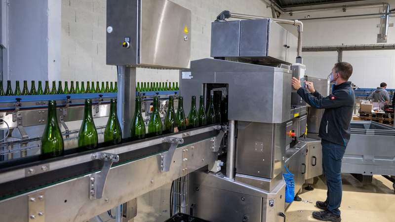 Une machine inspectrice (la 2e de France) vérifie ensuite chaque bouteille, grâce à douze caméras. Elle envoie les abîmées à la poubelle, les mal lavées retournent à la laveuse et les autres sont triées par forme et couleur pour rejoindre le bon quai d’emballage.