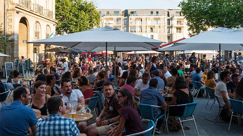 Les restaurants et cafés de la Métropole ont pu rouvrir lundi 2 juin. Une réouverture très attendue par les habitants, notamment quartier Bouffay.