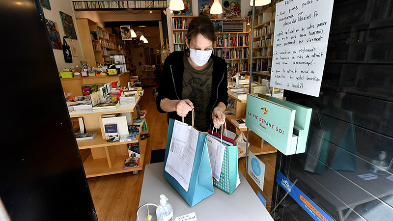 Comme La Vie devant soi, rue Maréchal-Joffre à Nantes, les librairies ont mis en place des services de « click and collect » permettant de commander à distance et de récupérer ses livres à l’entrée du magasin. © Marc Roger.
