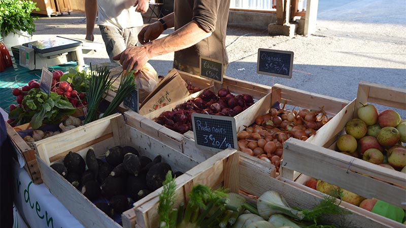 Légumes, fromages, pain ou épicerie… Une trentaine de producteurs et artisans locaux participent au nouveau drive du Kiosque paysan, le jeudi soir au Solilab, sur l’île de Nantes. © Les Ecossolies.