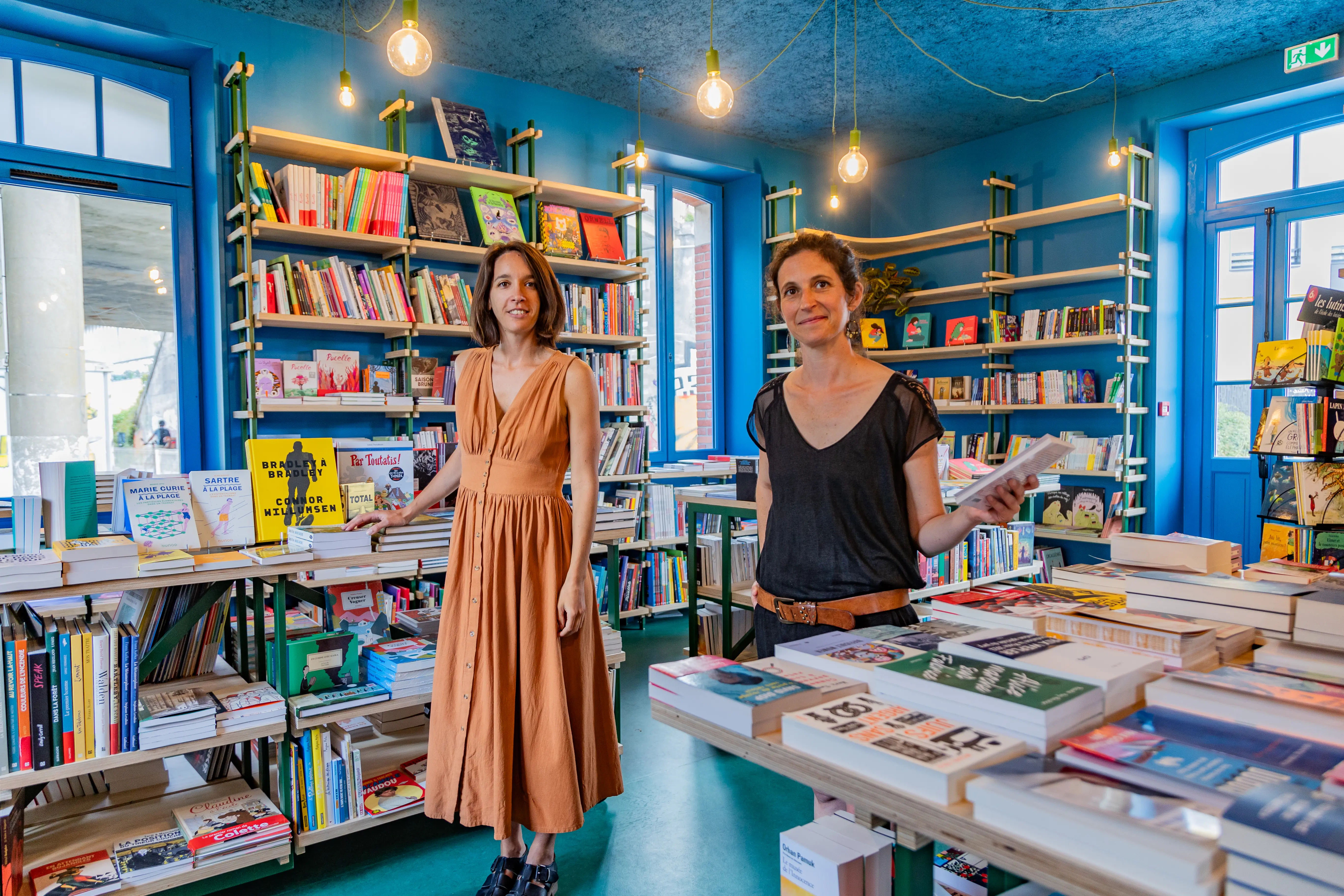 Nolwenn Gandon et Carole Dolcini, les deux libraires de La petite gare ont réussi l’ouverture de la librairie, elle ne désemplit pas. © Garance Wester
