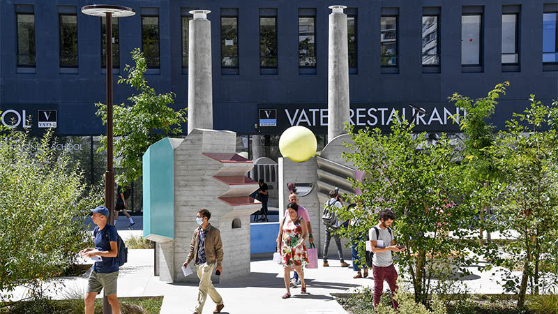 Le restaurant Vatel est situé sur la ligne verte du VAN, face à la nouvelle place Clémence-Lefeuvre et à la sculpture Les Brutalistes.