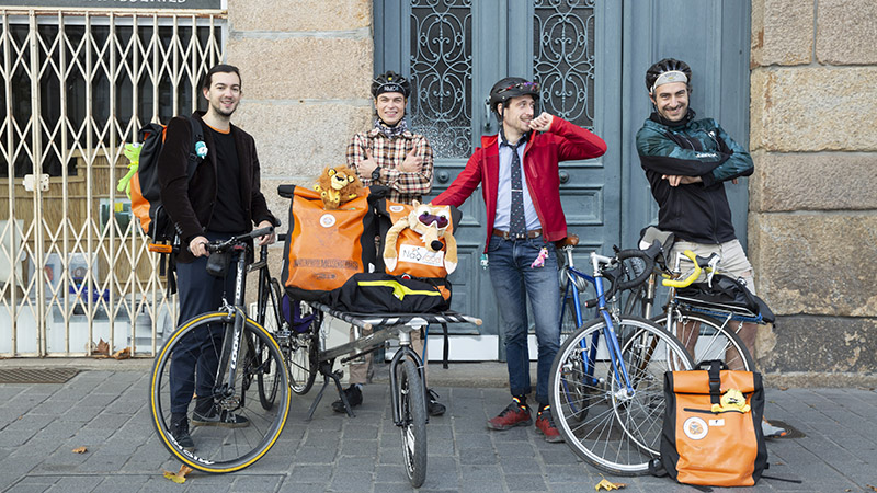 Guillaume Blanchet, fondateur de Naofood, et son équipe de 12 coursiers livrent les repas à vélo dans le centre de Nantes. © Christiane Blanchard.