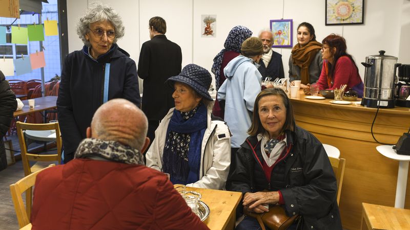 Des habitants rassemblés au café associatif du quartier ©Thierry Mezerette