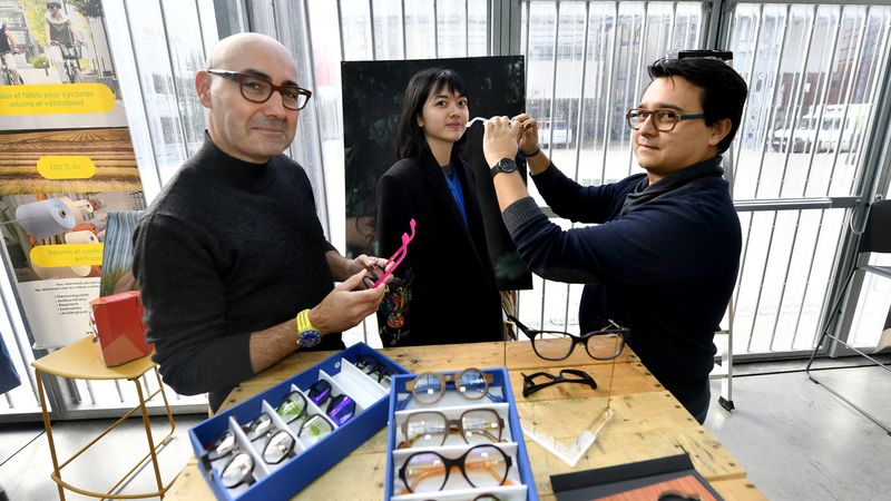 L'équipe de Hakino et ses lunettes en bois aux Fashion Green Days. ©Marc Roger L'équipe de Hakino et ses lunettes en bois aux Fashion Green Days. ©Marc Roger