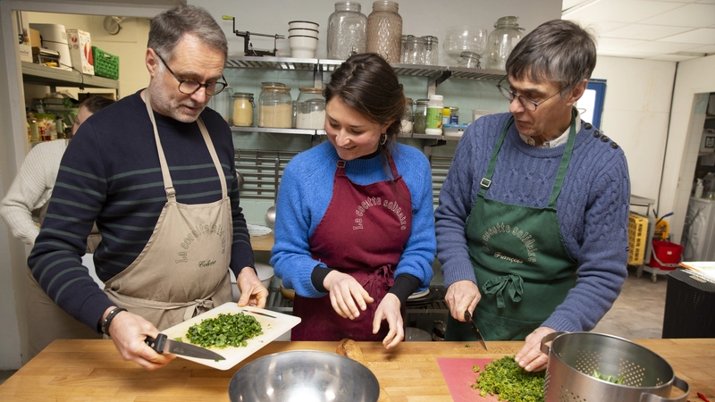 La Cocotte solidaire (île de Versailles), cantine participative et pas chère née de l’appel à projets Lieux à réinventer. Ici, les repas sont préparés en groupe, à partir de produits locaux et de saison, lors de sessions ouvertes à toutes et tous. © Christiane Blanchard pour la Ville de Nantes