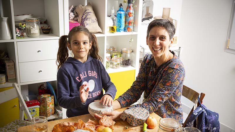Lucille Tamalet, dans sa cuisine avec sa fille. © Christiane Blanchard pour Nantes Métropole