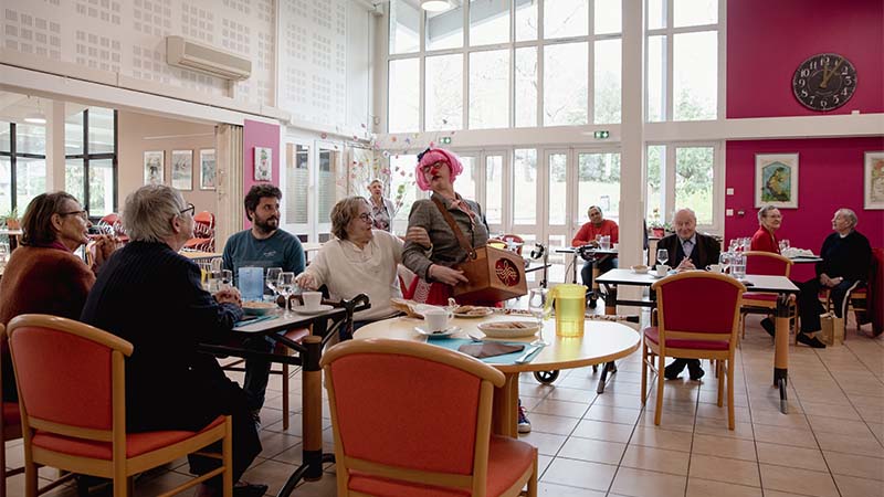 Ce jour-là, une clown visitait le restaurant intergénérationnel de Port-Boyer. © Céline Jacq pour Nantes Métropole