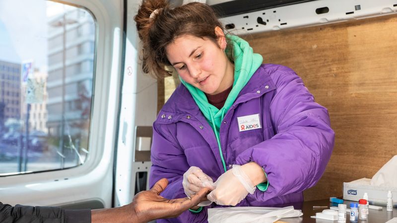 Une bénévole de l'association Aides effectue un dépistage à Malakoff. © Céline Jacq