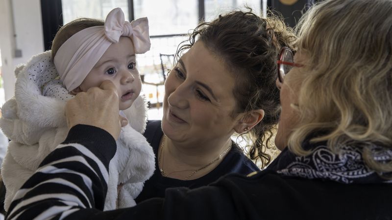 Une mère et son enfant, accompagnés par l'équipe d'un Petit Bagage d'amour (©Loïc Gatteau)