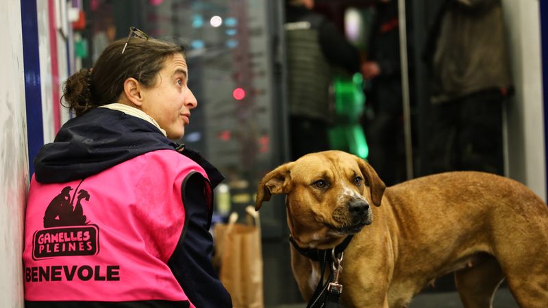 Une bénévole de l'association en maraude ©Romain Boulanger