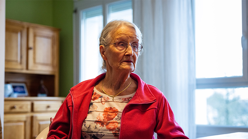 Ce jour-là, elle rend visite à Mme Corcuff, 88 ans, résidente d'un logement bleu à Nantes Nord. © Jean-Félix Fayolle pour Nantes Métropole