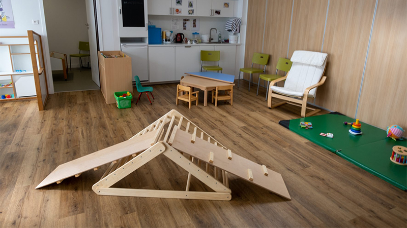La salle a été aménagée en plusieurs espaces distincts, et équipé de mobilier adapté aux enfants, comme ici un triangle de Pickler. © Patrick Garçon