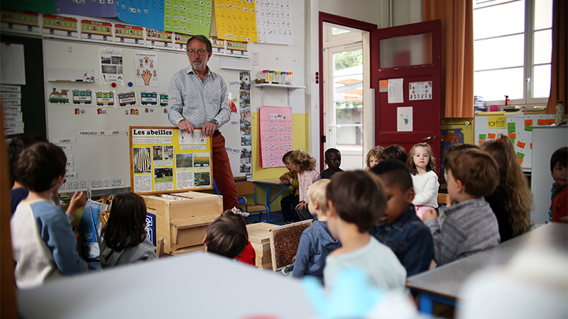 Ce jour-là, le grand-père d’un élève présente son métier d’apiculteur. © Romain Boulanger pour Nantes Métropole