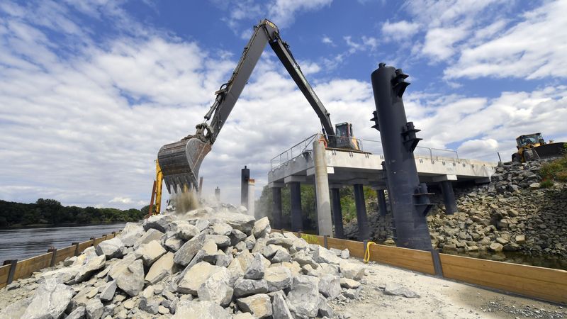  Sur le site de l’Officière à Saint-Julien-de-Concelles, Benjamin, conducteur d’engins, charge pendant quatre heures environ la barge d’approvisionnement (aussi appelée ponton) qui attend sagement en contrebas de l’estacade. Un chargement particulièrement technique. © Rodolphe Delaroque