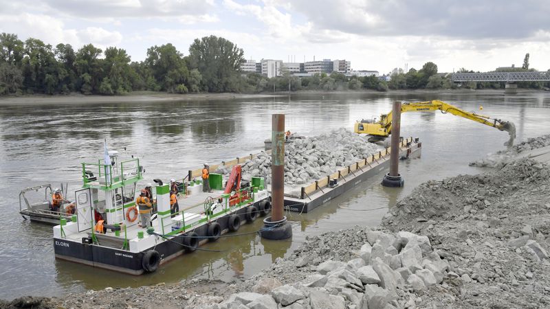 Arrivé à bon port, le déchargement des roches peut commencer. © Rodolphe Delaroque