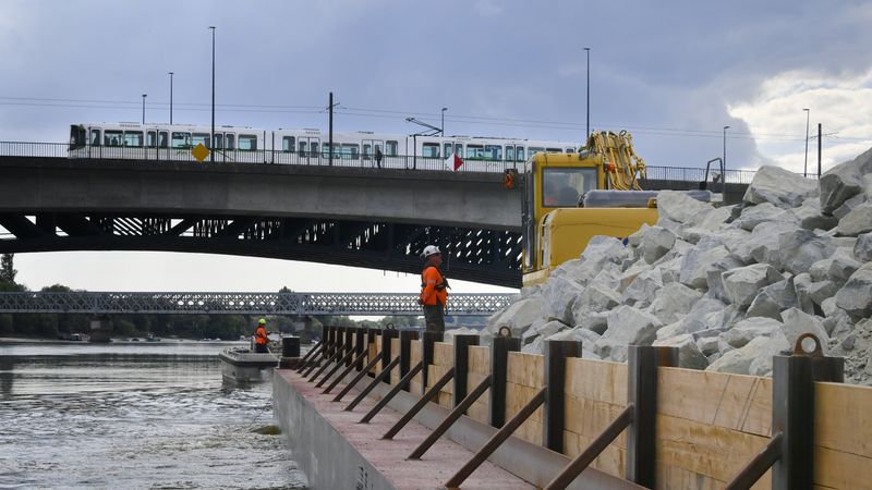 Le passage sous le pont de Pirmil, sur lequel le trafic automobile est dense à cette heure-ci, permet de mesurer la pertinence de la logistique « du dernier kilomètre » par voie fluviale ! © Rodolphe Delaroque