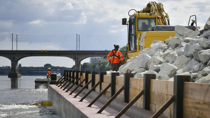 Si le passage sous le pont de Bellevue s’est passé de manière fluide, ça se complique aux abords du pont Résal. Les trois bateaux mettent les gaz pour pousser la barge d’approvisionnement et la forcer à virer dans la bonne direction. © Rodolphe Delaroque