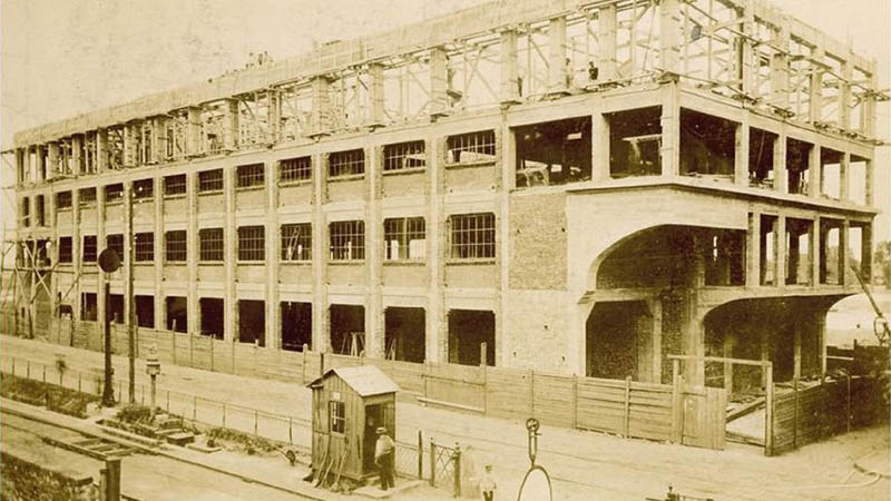 Image d’archives du Cap44-Grands Moulins de Loire, premier bâtiment en béton armé, érigé en 1895 selon le procédé Hennebique, révolutionnaire à l’époque.