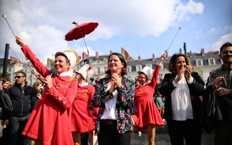 INAUGURAL. À 17 h, la place était noire de monde pour assister au discours inaugural de la maire de Nantes, Johanna Rolland, entourée d’une brigade de six majorettes aussi féministes qu’exubérantes.