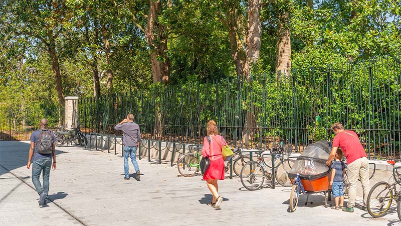 Rendue aux piétons et aux cyclistes, la rue Écorcard a été équipée de nouveaux appuis vélos. L’ensemble du quartier sera piéton d’ici fin septembre. L’accès des véhicules sera alors réservé aux résidents, commerçants et livreurs.