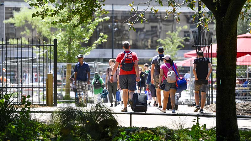 L’entrée principale du Jardin des plantes, rebaptisée « Porte des magnolias », offre désormais deux larges ouvertures sur le parvis de la gare. Une nouvelle entrée a également été créée rue Écorchard : la Porte des Cerfs.