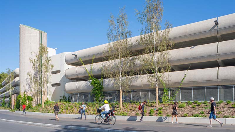 Restauré, le parking silo Gare Nord, datant des années 70, se couvre lui aussi de plantes grimpantes.