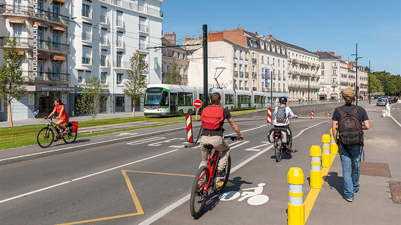 1400 mètres de pistes cyclables ont été aménagées boulevard Stalingrad et cours Kennedy. Dans les mois à venir, les services vélos vont s’étoffer avec la création - à la place de l’espace aujourd’hui occupé par la base chantier de la SNCF - d’un espace dédié aux mobilités, regroupant 350 stationnements vélos, vélos-cargos et moto, une station bicloo et des services de gonflage et de réparation.