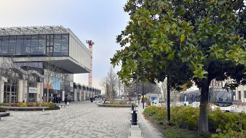 Livrée à la rentrée 2022, la nouvelle place de la gare sud est inaugurée samedi 10 décembre à l’occasion d’une journée festive. © Rodolphe Delaroque pour Nantes Métropole