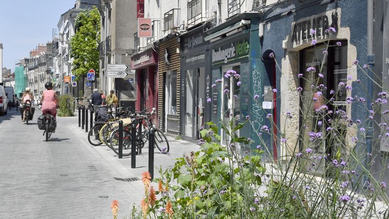 Cette voie commerçante, qui débouche sur la place Viarme, a fait l’objet d’un réaménagement dans le cadre de la démarche de coconstruction « Viarme pour tous ». CRédit : Rodolphe Delaroque