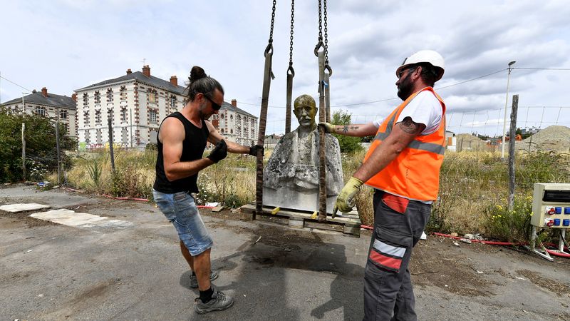 L’œuvre de 3,5 tonnes signée Max Blondat et Paul Landowski a quitté son piédestal en pierre, jeudi 20 juillet 2023, pour la deuxième fois en près d’un siècle.  © Marc Roger pour Nantes Métropole