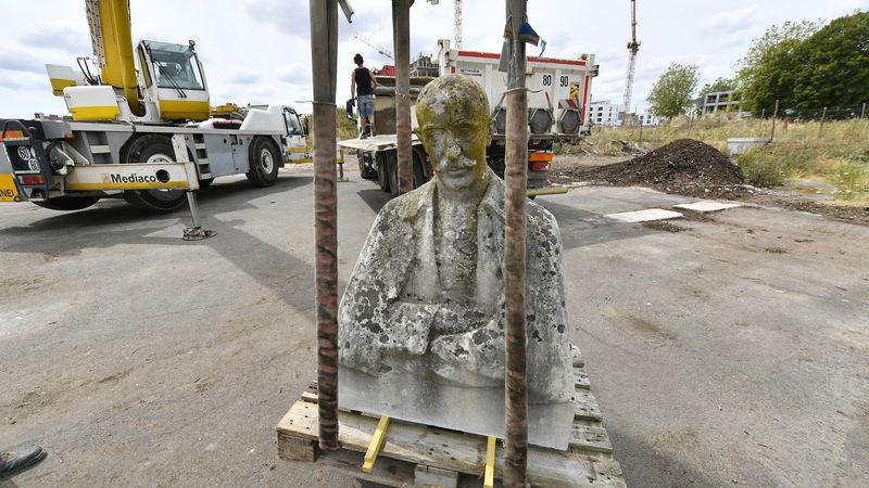 Le Général Buat trône à l’entrée de la caserne Mellinet depuis 1932. Restaurée, sa statue sera réinstallée au mois d’octobre, à la livraison des travaux de la place du 51e Régiment d’artillerie.