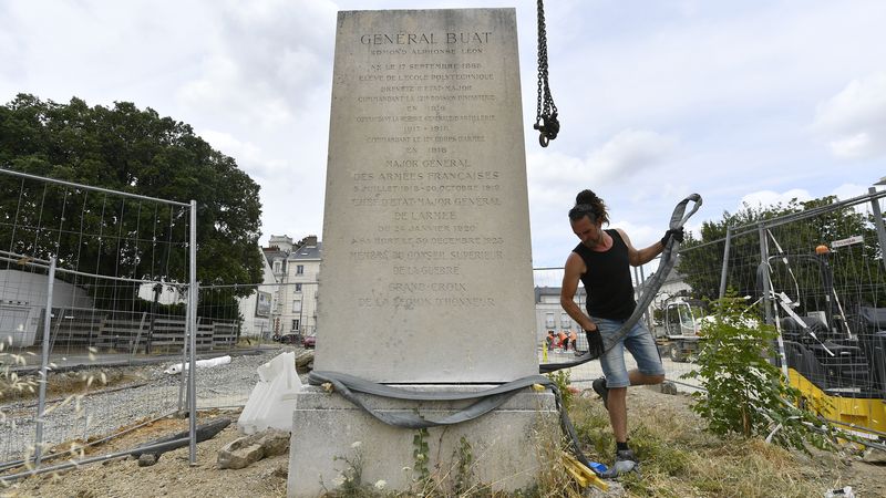Le socle de la statue n’avait jamais fait l’objet de fondation, sa dépose était indispensable dans le cadre des travaux de réaménagement de la place du 51e Régiment d’artillerie. © Marc Roger pour Nantes Métropole