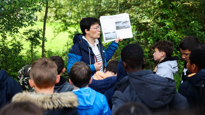 Amandine Smagghe, chargée de l’action éducative de l’association Estuarium, sensibilise les écoliers à la biodiversité de l’estuaire. © Garance Wester